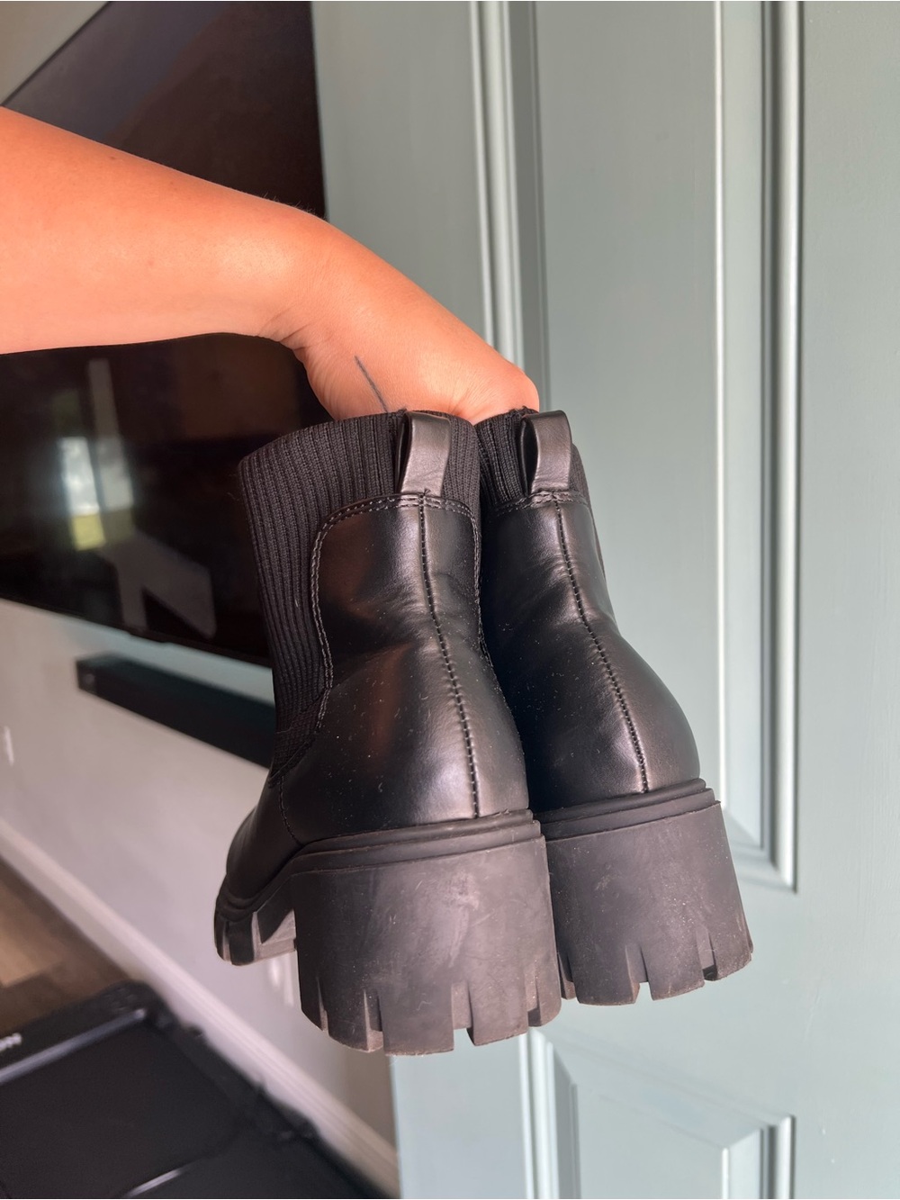 Black boots - Picture 5 of 7
